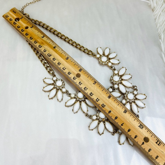 Vintage goldtone white statement bib necklace - Picture 4 of 6